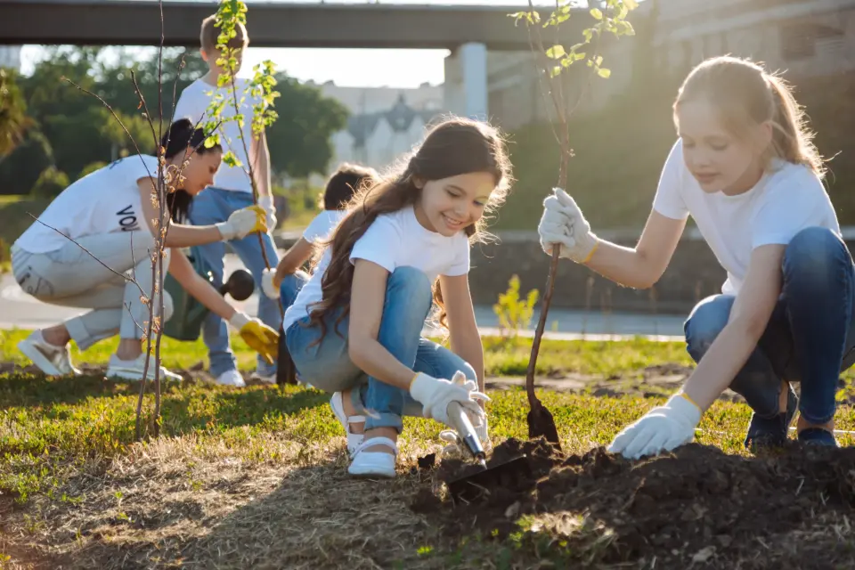 Kinderen planten bomen 1 scaled